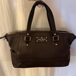 KATE SPADE NEW YORK BROWN LEATHER GROVE COURT SMALL SLOAN SATCHEL BAG ($398)
